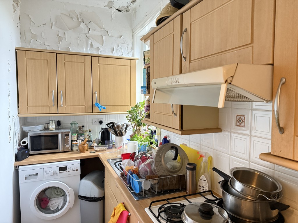 Lot: 167 - TWO-BEDROOM FIRST FLOOR MAISONETTE - Kitchen with fitted units